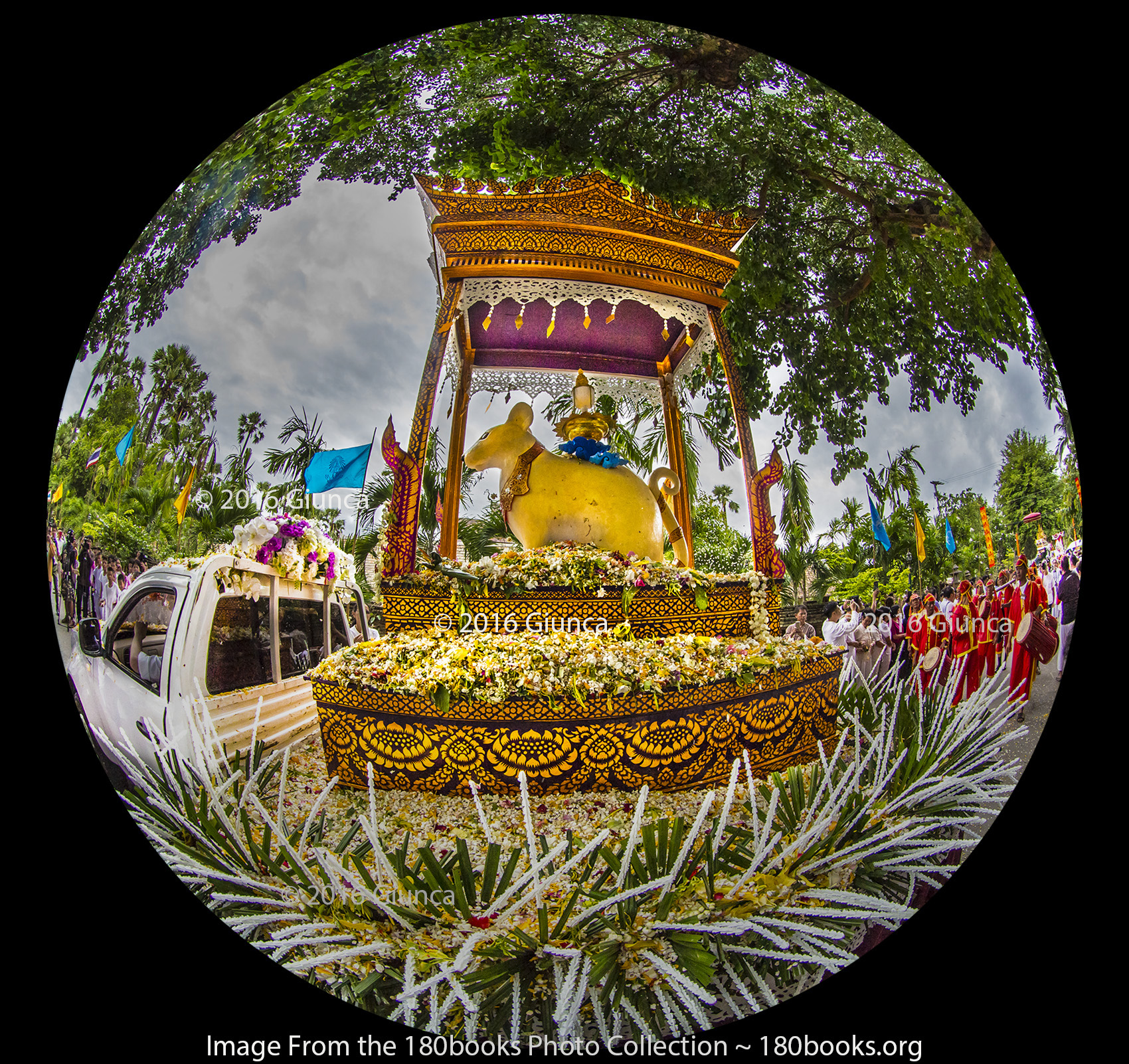 Image of Replica of the holy relic of Phra That Sri Chom Thong