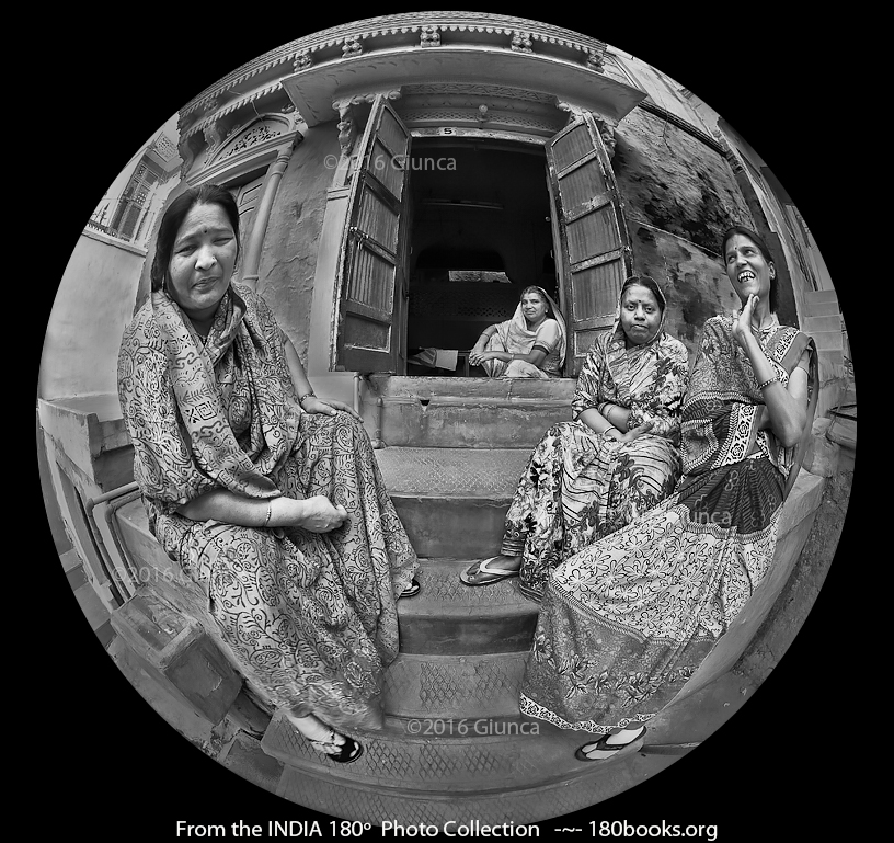 Image of A group of women in Jodhpur, India