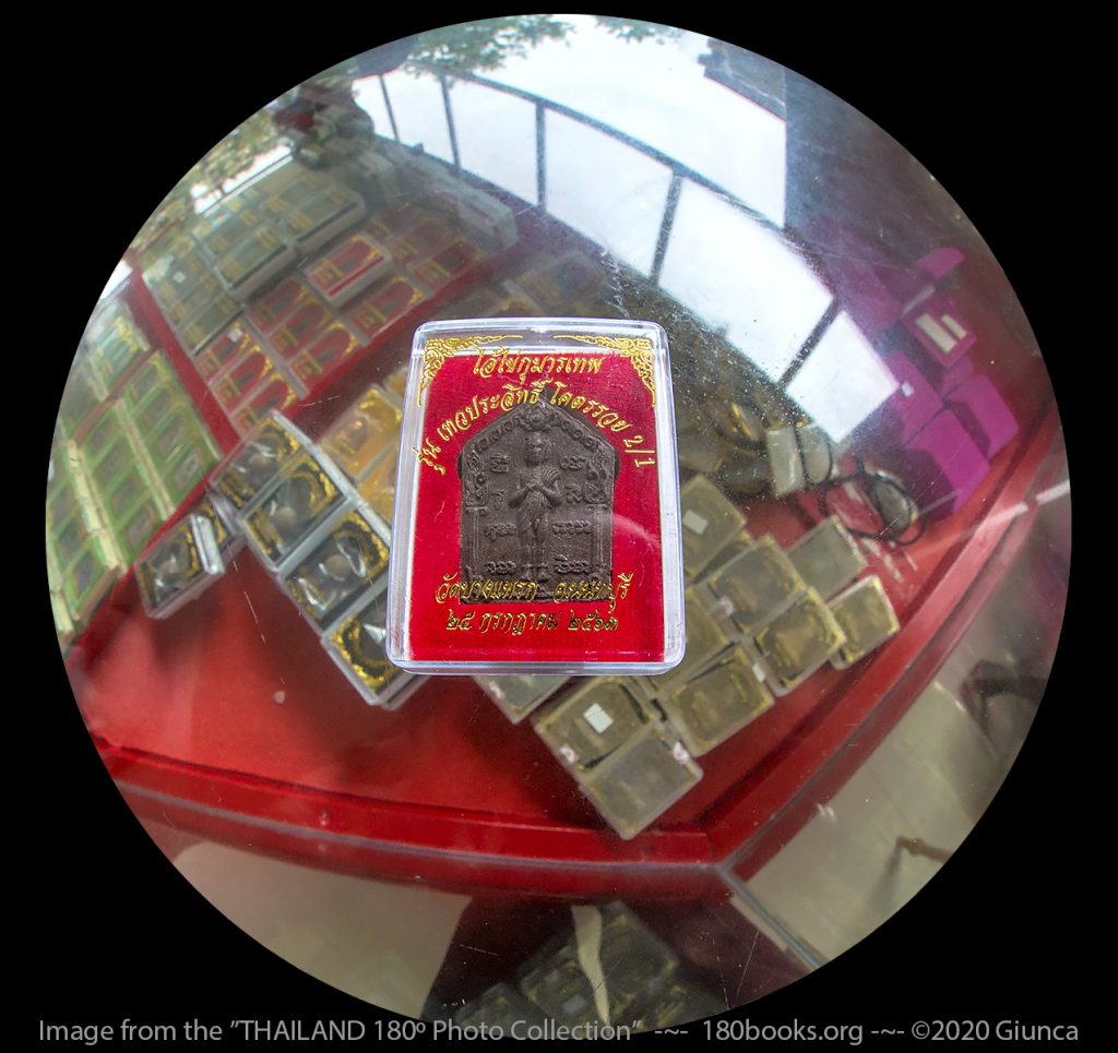 Fisheye lens image of Ai Khai Kotr Ruay amulet
